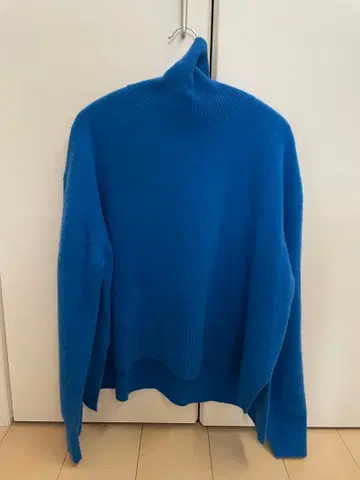 LE CIEL BLEU 울 95% 캐시미어 5% 하이넥 스웨터 파랑