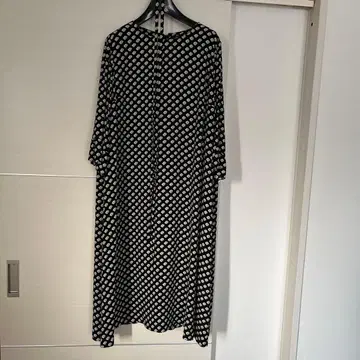 레리안 긴팔 롱 원피스 블랙과 화이트 패턴