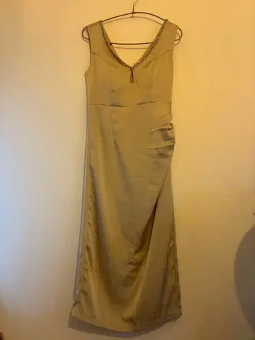 슬리브리스 무릎 기장 원피스