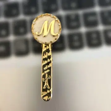 골드 M 브로치