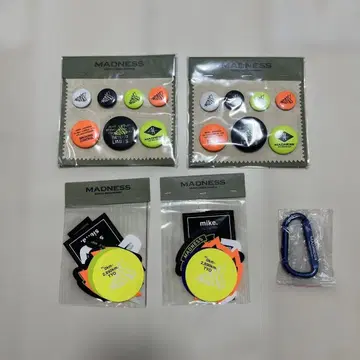 MADNESS 핀 배지 6개 세트 카라비너 포함