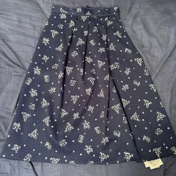 새상품 네이비 꽃무늬 플레어 롱 스커트