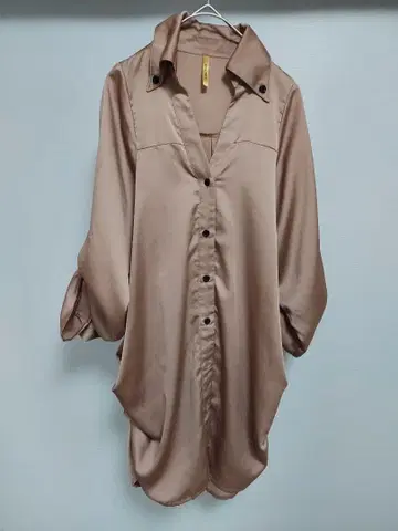 베이지 새틴 긴팔 셔츠