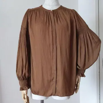 컨디션 최상 맥피 긴팔 노카라 개더 블라우스 셔츠 브라운