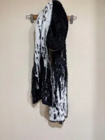 [ 새상품 ] CIVARIZE 시버라이즈 퍼 대형 머플러 숄 화이트 블랙