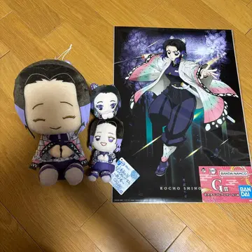 코쵸우 시노부 봉제 인형 3개 세트와 포스터