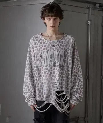 [ GRANCY ] 올 패턴 큐빅 그래픽 롱T 레오파드 화이트