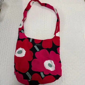 마리메꼬 플라워 패턴 숄더백