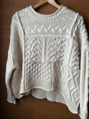 KBF 화이트 그린 케이블 니트 긴팔 스웨터 숏 기장 2벌