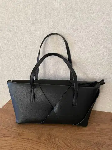 ZARA 블랙 크로스 디자인 핸드백