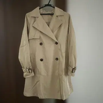베이지 더블 브레스트 트렌치코트