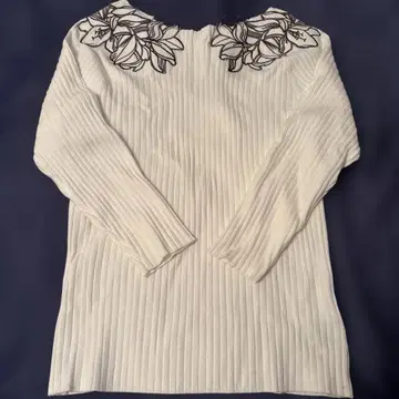 자수 장식 리브 니트 화이트 긴팔