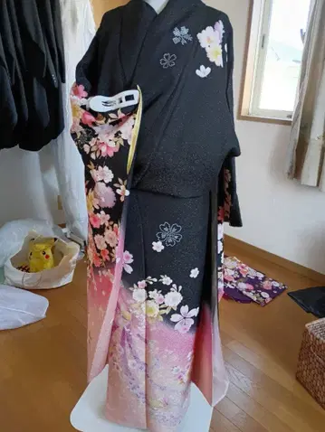 벚꽃 꽃무늬의 블랙과 핑크 후리소데