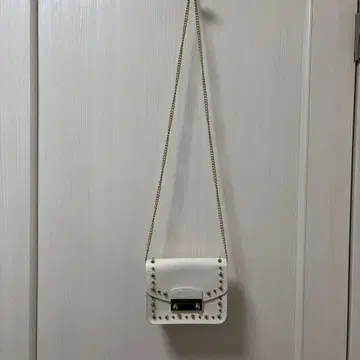 FURLA 화이트 숄더백 스터드