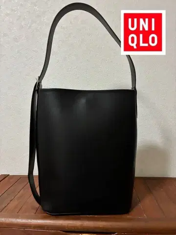 유니클로 2WAY 숄더백 블랙 무지 대용량 인기 새상품급 가죽 터치