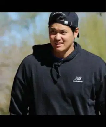 오타니 쇼헤이 선수 착용 New Balance 블랙 후드 부착 후드티