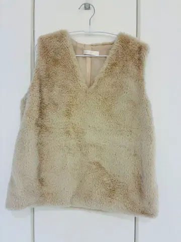 RIVETTA 베이지 퍼 베스트 V넥