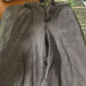 그레이 와이드 팬츠 백 포켓 부착