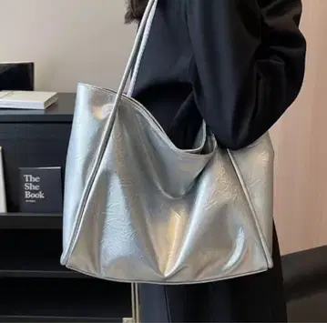 실버 숄더백