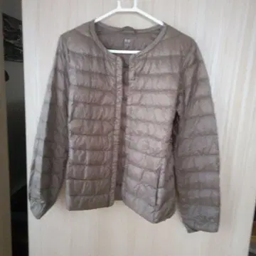 유니클로 베이지 L 사이즈 노카라 다운 자켓