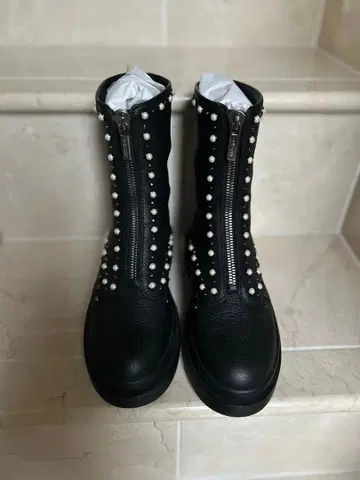 지미추 펄 장식 스터드 통굽 부츠 36