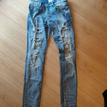 슬림핏 데님 데미지 있음