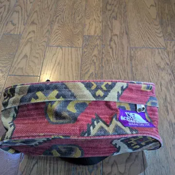 THE NORTH FACE 바디백 기하학 패턴