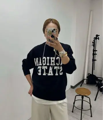 맨투맨 같은 로고 니트