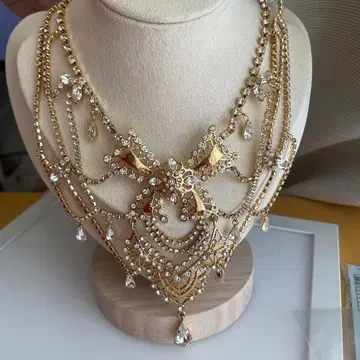 골드 컬러 목걸이