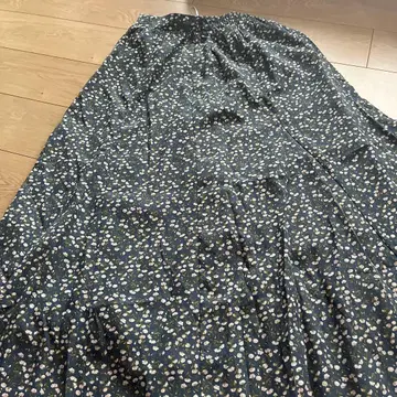 네이비 꽃무늬 플레어 스커트