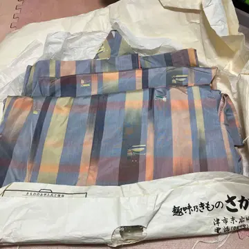 스트라이프 패턴의 일본풍 기모노 전통 예복 기모노