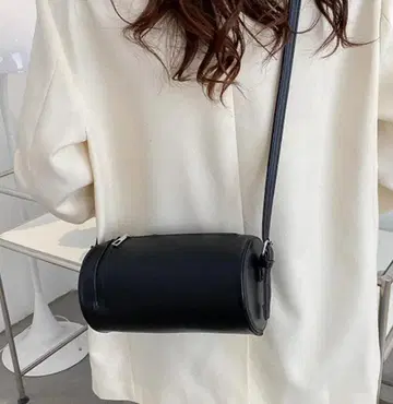 블랙 합성 피혁 원통형 숄더백