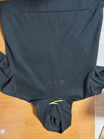 Gyaritco 후드 부착 블랙 후드티