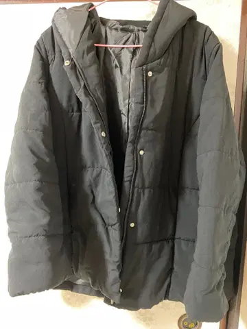 후드 부착 블랙 다운 자켓