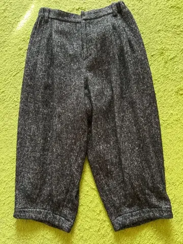 메푸의 다크 그레이 와이드 팬츠