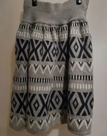 펠리시모 기하학 패턴 니트 플레어 스커트