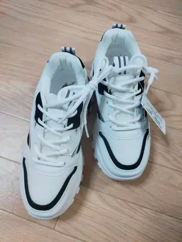 통굽 화이트 블랙 스니커즈