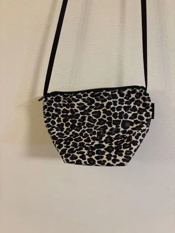 에르베샤 펠리에 레오파드 무늬 숄더백