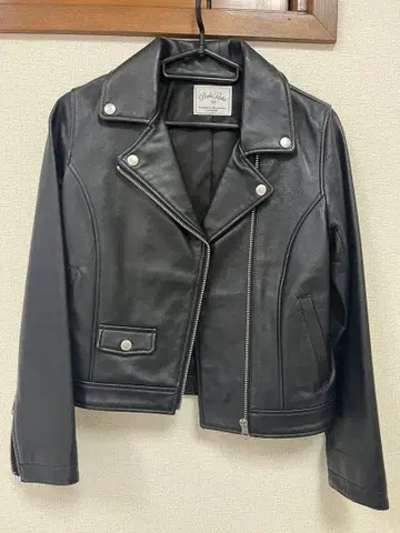 Perle Peche 블랙 라이더 자켓