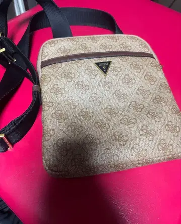 GUESS 모노그램 숄더백