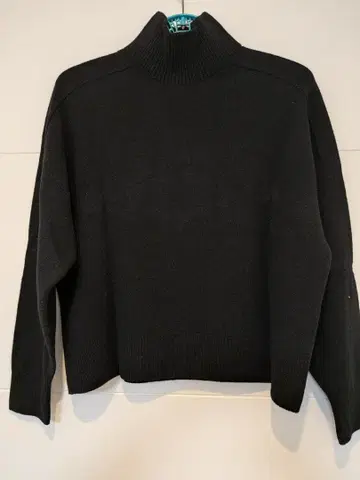 새상품급 띠어리 Theoy 블랙 하이넥 니트