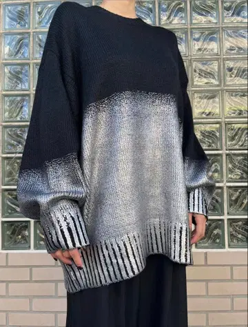 호일 프린트 오버 사이즈 풀오버 (실버 그라데이션 니트)