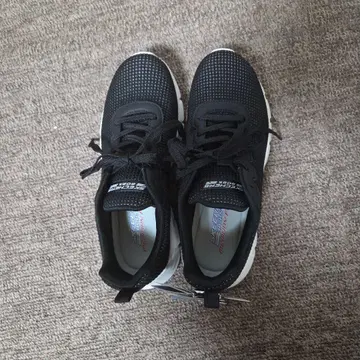 SKECHERS 블랙 스니커즈