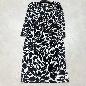 새상품급 정가 3만 PINKY&DIANNE 모노톤 플라워 프린트 원피스