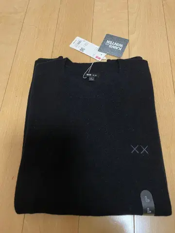 유니클로 KAWS 카우스 블랙 캐시미어 크루넥 스웨터