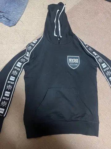 SY32 블랙 후드티 후드 부착