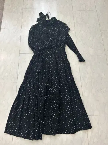 미라 오웬 블랙과 금색 도트 무늬 플레어 원피스