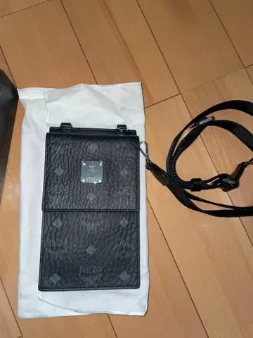 MCM 블랙 가죽 숄더백