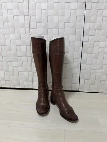 마가렛호웰, 브라운 가죽 롱 부츠