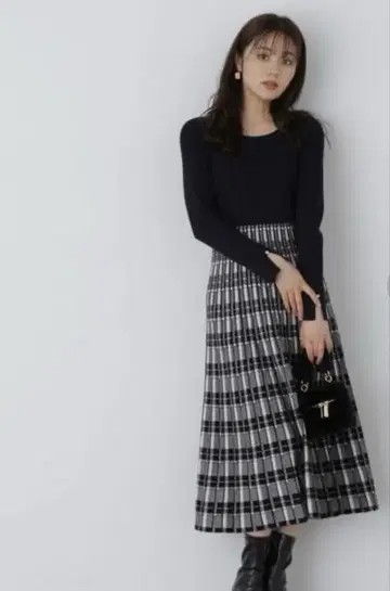 프로포션 체크 플리츠 니트 원피스